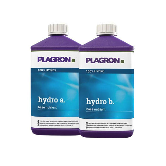 Auf weißem Hintergrund sind zwei Plastikflaschen Plagron Hydro A + B von Bertels B.V., Zweikomponentendünger für die Blütephase, für inerte Substrate, mit violetten Verschlüssen und blau-weißen Etiketten abgebildet.