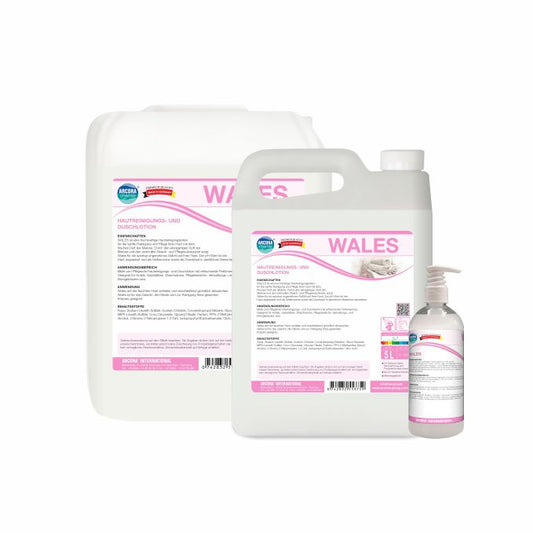 Die drei weißen Behälter von Arcora WALES HAUTREINIGUNGS- UND DUSCHLOTION von Arcora International GmbH - Pumpflasche, mittlerer Krug und großer Krug - sind mit rosa und weißen Etiketten versehen und eignen sich für die sanfte Reinigung aller Hauttypen.