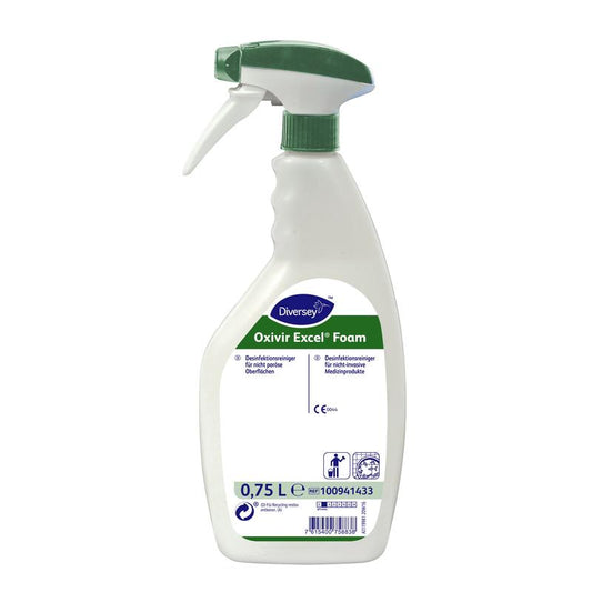 Ein 750 ml Oxivir Excel™ Foam Desinfektionsreiniger mit AHP, anwendungsfertig, von Diversey Deutschland GmbH & Co. OHG, steht mit Schaumsprayer und grün-weißem Sprühkopf vor weißem Hintergrund.
