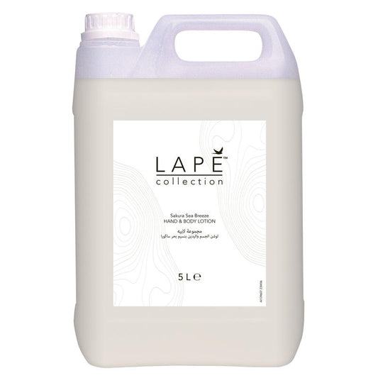 Der 5-Liter-Kanister der LAPE Earth Collection Sakura Sea Breeze Hand & Body Lotion von Diversey Deutschland hat einen blumig-frischen Duft, einen Griff, einen Schraubverschluss und ein weißes Etikett mit schwarzem Text und abstrakten Linienmotiven.