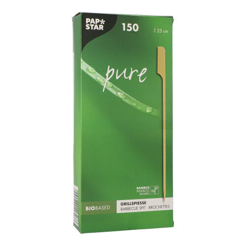 Die grüne Box von PAPSTAR GmbH enthält 150 Grill-Spieße "pure" (25 cm) aus Bambus, ideal für BBQ und Grillpartys. Die Vorderseite zeigt einen Grillspieß und betont die bio-basierte, umweltfreundliche Qualität.