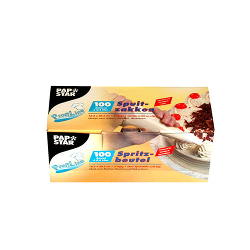 Eine Schachtel PAPSTAR Spritzbeutel transparent (30,5x16,2 cm), Faltschachtel mit 100 Stück von PAPSTAR GmbH-ideales Backzubehör für kreative Kuchen-Dekoration. Die gelbe Packung zeigt eine Hand, die den Spritzbeutel zum Verzieren von Torten benutzt.