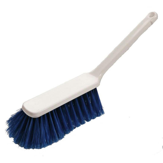 Der Handbesen 315x40x55 mm, weich von Diversey Deutschland GmbH & Co. OHG verfügt über blaue, weiche, nach links abgewinkelte Borsten und einen Kunststoffgriff, ideal zum Reinigen empfindlicher Oberflächen, abgebildet vor einem weißen Hintergrund.