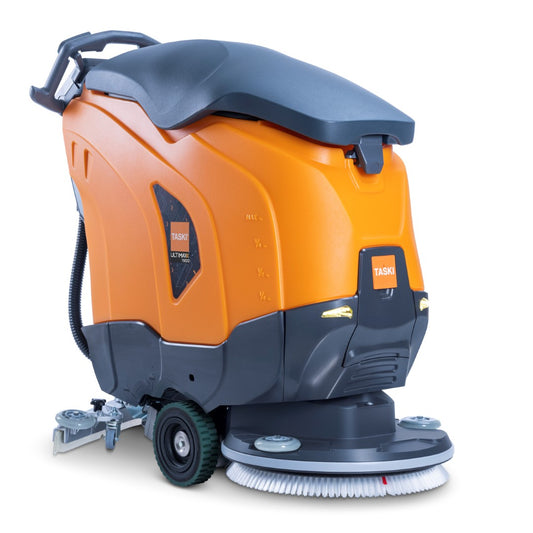 Die orange-schwarze TASKI ULTIMAXX 1900 SD50 Performance Scheuersaugmaschine von Diversey Deutschland GmbH & Co. OHG verfügt über einen Radantrieb, einen 42-Liter-Tank und eine 50-cm-Einzelscheibe; das Branding ist gut sichtbar auf dem Gehäuse angebracht.