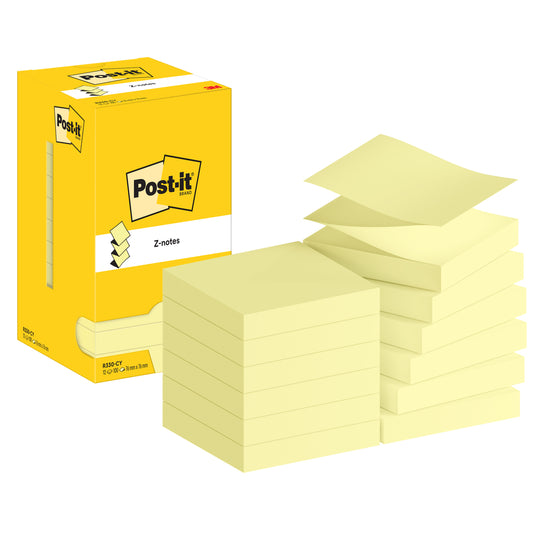 Eine gelbe Schachtel mit 3M Post-it® Super Sticky Z-Notes (76x76mm, 100 Blatt/Block, 12 Blöcke/Packung, PEFC-zertifiziert) steht neben einem ordentlichen Stapel gelber Zettel; auf der Verpackung sind Logo und Produktdetails abgebildet.