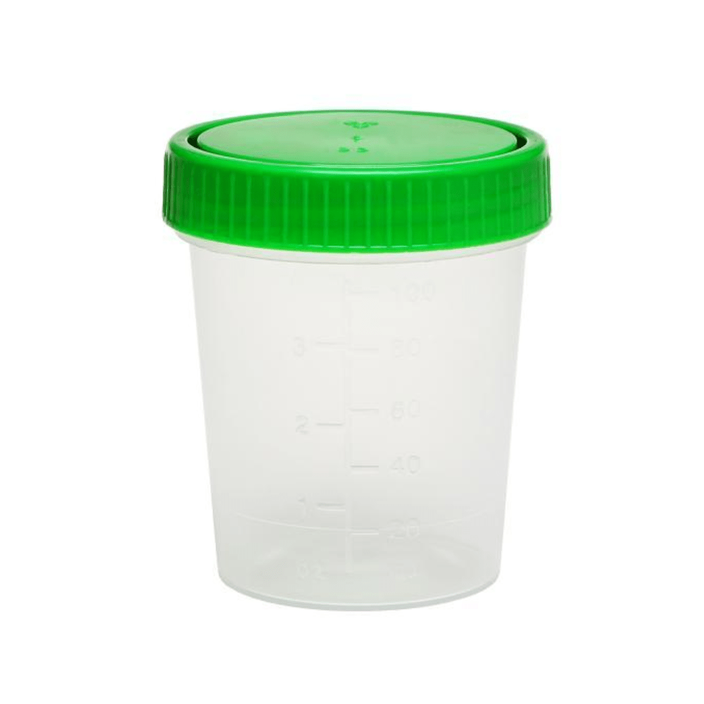 Le flacon de prélèvement d'urine AMPri est muni d'un bouchon à vis vert et comporte des graduations de 100 ml sur son corps en polypropylène transparent ; le bouchon bien fermé se détache nettement sur un fond d'un blanc éclatant.