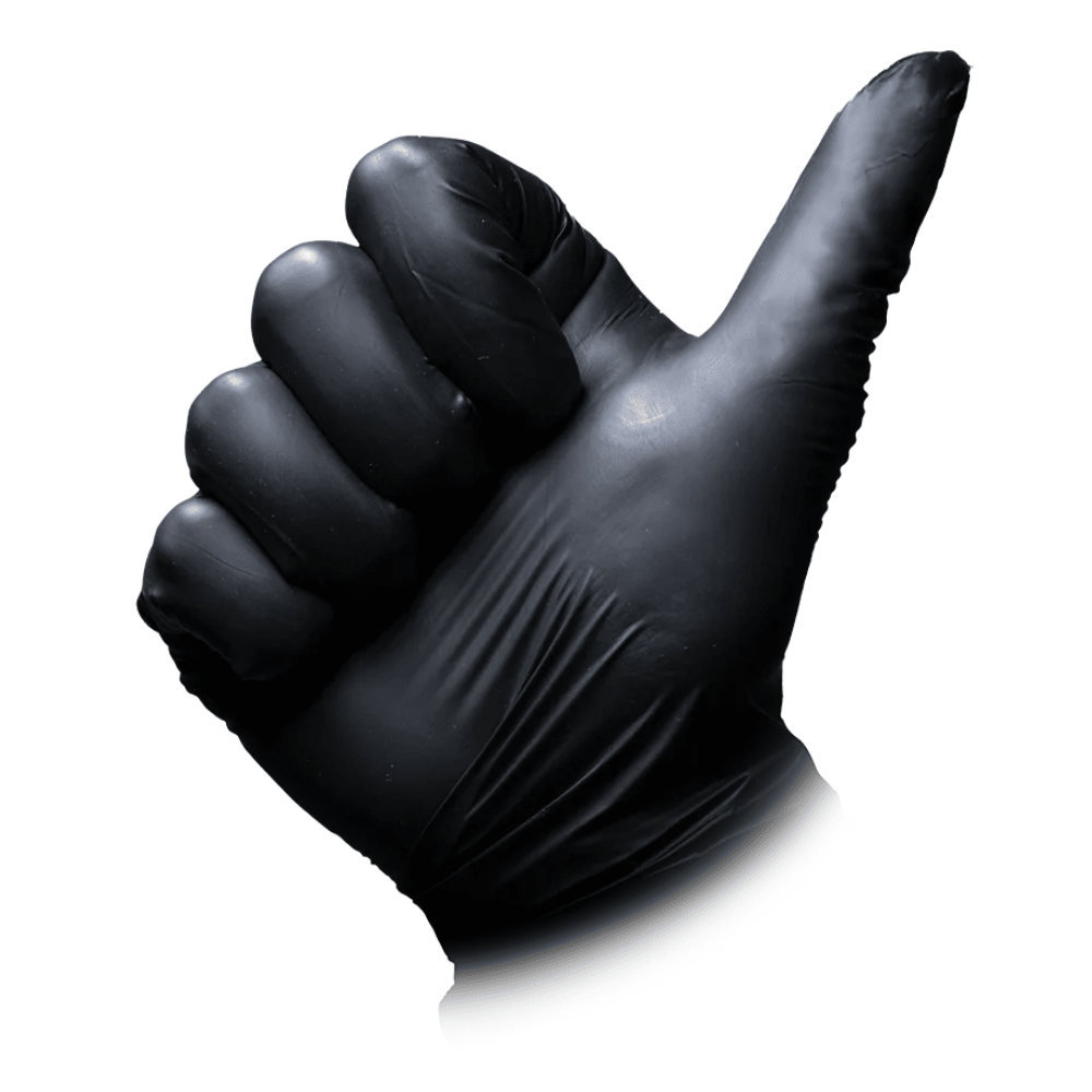 Une main, qui porte un gant Vitril AMPri MED-COMFORT BLACK, non poudré, de couleur noire, de la société AMPri Handelsgesellschaft mbH, fait un signe « pouce levé » devant un fond blanc.