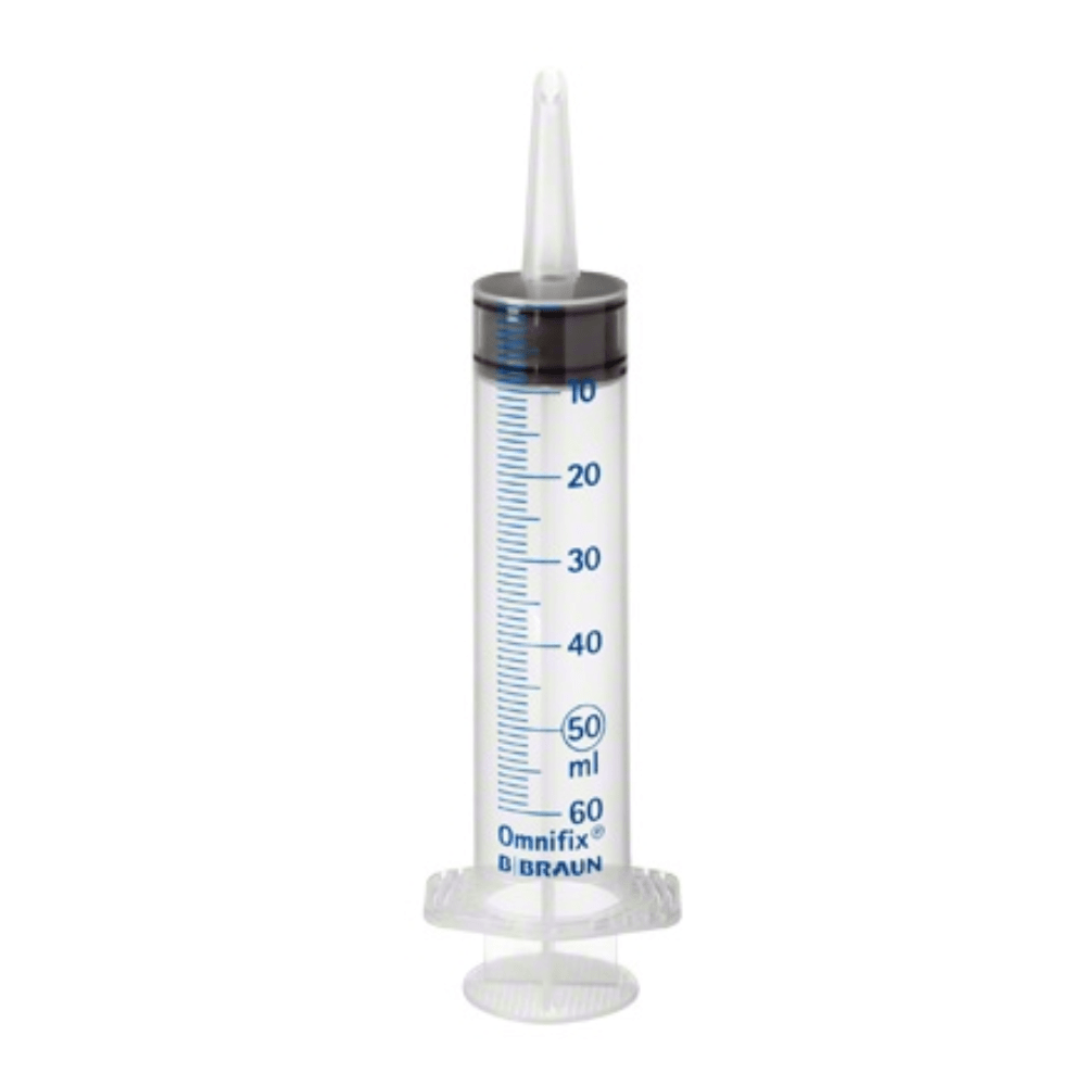 Nous présentons la B. Braun Omnifix® Solo, une seringue pour plaies et vessie en trois parties avec embout cathéter. Cette seringue dispose d'un corps en plastique transparent avec une échelle de mesure jusqu'à 60 ml, complétée par un piston noir et un design de pointe. Elle est idéale pour l'administration précise de liquides et est parfaite pour diverses procédures, y compris le rinçage des plaies et les applications de cathéter, fabriquée par B. Braun Deutschland GmbH & Co. KG.