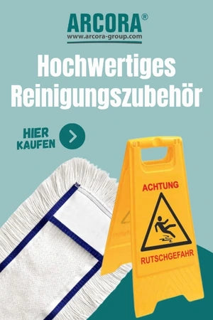 Werbegrafik der Marke ARCORA mit dem Text „Hochwertiges Reinigungszubehör“. Zu sehen sind ein gelbes Warnschild mit der Aufschrift „Achtung Rutschgefahr“ und ein weißer Wischmopp mit blauem Rand. Links steht ein grüner Kreis mit der Aufschrift „Hier kaufen“. Der Hintergrund ist in hellem Türkis gehalten.
