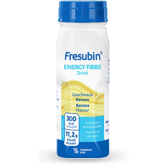 Ein 200 ml Fresubin Energy Fibre Drink der Fresenius Kabi Deutschland GmbH in der Geschmacksrichtung Banane liefert 300 kcal, 11,2 g Eiweiß und Ballaststoffe. Die Flasche ist mit einem blau-weißen Etikett mit gelben Akzenten versehen.
