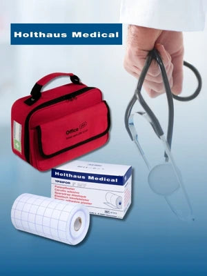 Werbung für Holthaus Medical Produkte. Im oberen Bereich hält eine Person in weißem Arztkittel ein Stethoskop in der Hand. Darunter sind verschiedene Medizinprodukte abgebildet: eine rote Erste-Hilfe-Tasche mit der Aufschrift ‚Office Erste Hilfe Verbandkasten‘, eine Rolle Verbandmaterial, sowie eine Box mit Holthaus Medical Ypsipor Fixierpflaster. Oben links befindet sich das Logo ‚Holthaus Medical‘ auf blauem Hintergrund.