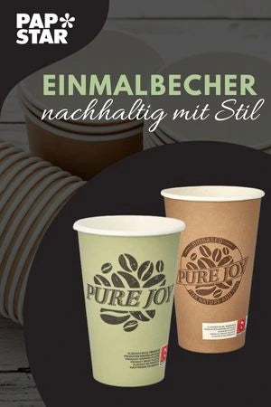 Papstar Einwegbecher aus nachhaltigem Material, in stilvollem Design. Abgebildet sind zwei Becher mit dem Aufdruck 'PURE JOY' in verschiedenen Farben (grün und braun) auf einem Holzhintergrund. Der Slogan 'Einmalbecher nachhaltig mit Stil' ist prominent im oberen Bereich des Banners zu sehen.