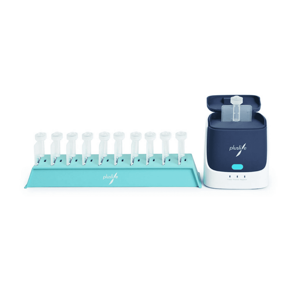 Un ensemble de tire-lait Pluslife compact et moderne, composé d'une unité de pompage électrique bleue et blanche posée sur un socle bleu-vert, sur lequel sont disposés plusieurs flacons de prélèvement blancs destinés aux tests au chevet du patient.