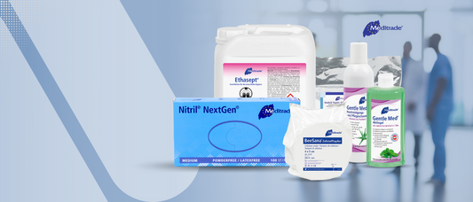 Eine Sammlung medizinischer Produkte von Meditrade, darunter eine Schachtel „Nitril NextGen“-Handschuhe, ein Behälter mit Ethasept, Bexident-Mundwasser, Gentle Med-Seife und andere Hygieneartikel, präsentiert vor einem Krankenhaushintergrund mit Silhouetten von medizinischem Fachpersonal.