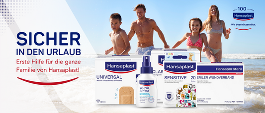 Eine Familie mit zwei Kindern läuft am Strand in der Nähe des Meeres entlang. Im Vordergrund sind Hansaplast-Produkte zu sehen, darunter Verbände und ein Wundspray. Der Text wirbt für Hansaplast-Produkte für einen sicheren Urlaub.
