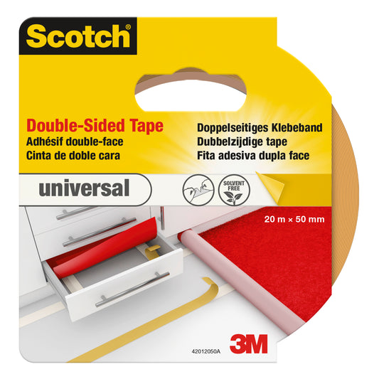Abgebildet ist eine Verpackung von Scotch® Universelles Teppichklebeband (1 Rolle) der 3M Deutschland GmbH mit Produktabmessungen (20 m x 50 mm) und mehrsprachiger Information. Eine Rolle Klebeband wird teilweise auf einem roten Teppich abgerollt.