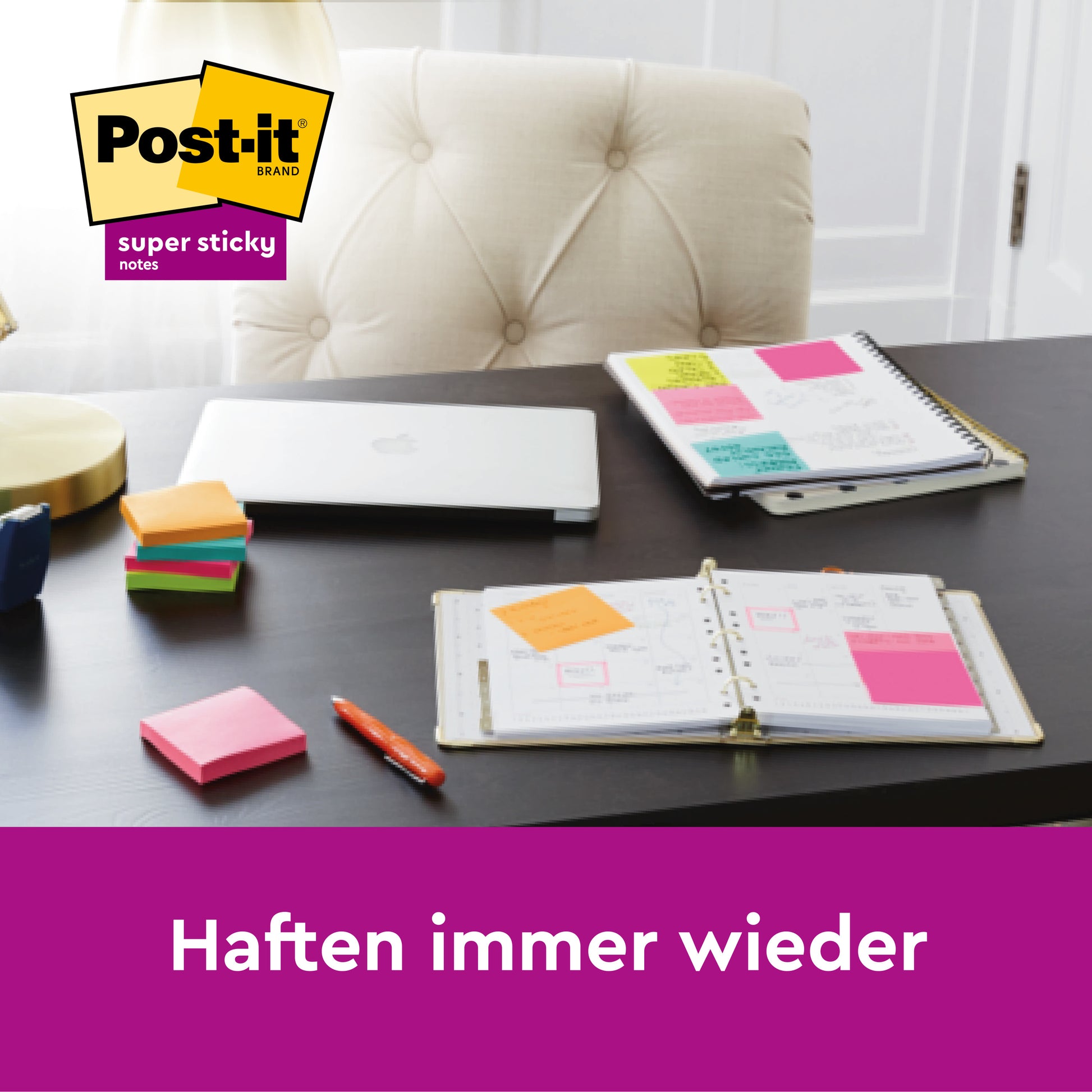 Ein Schreibtisch mit aufgeschlagenen Notizbüchern, die mit bunten Post-it® Super Sticky Notes (76 x 76 mm, verschiedene Farben und Größen) bedeckt sind, ein geschlossener Laptop, Stapel von Notizen, ein oranger Stift und eine Lampe. Das Logo der 3M Deutschland GmbH steht neben dem Schriftzug "Haften immer wieder.
