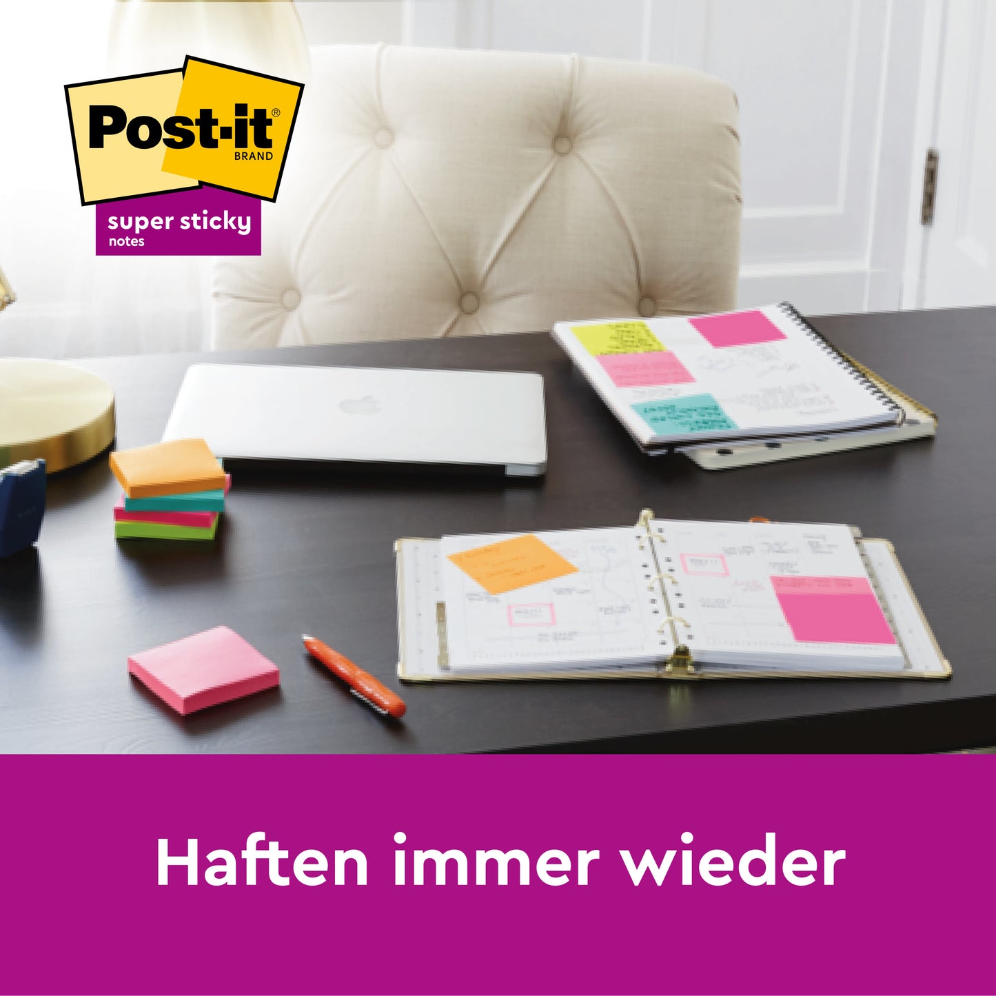 Un bureau avec un ordinateur portable, un stylo, une lampe, des carnets et des notes adhésives colorées Post-it® Super Sticky au format large (101 mm x 101 mm, 70 feuilles/bloc, 100% PEFC) de 3M Deutschland GmbH. Texte allemand "Collent encore et encore." Logo dans le coin supérieur gauche.