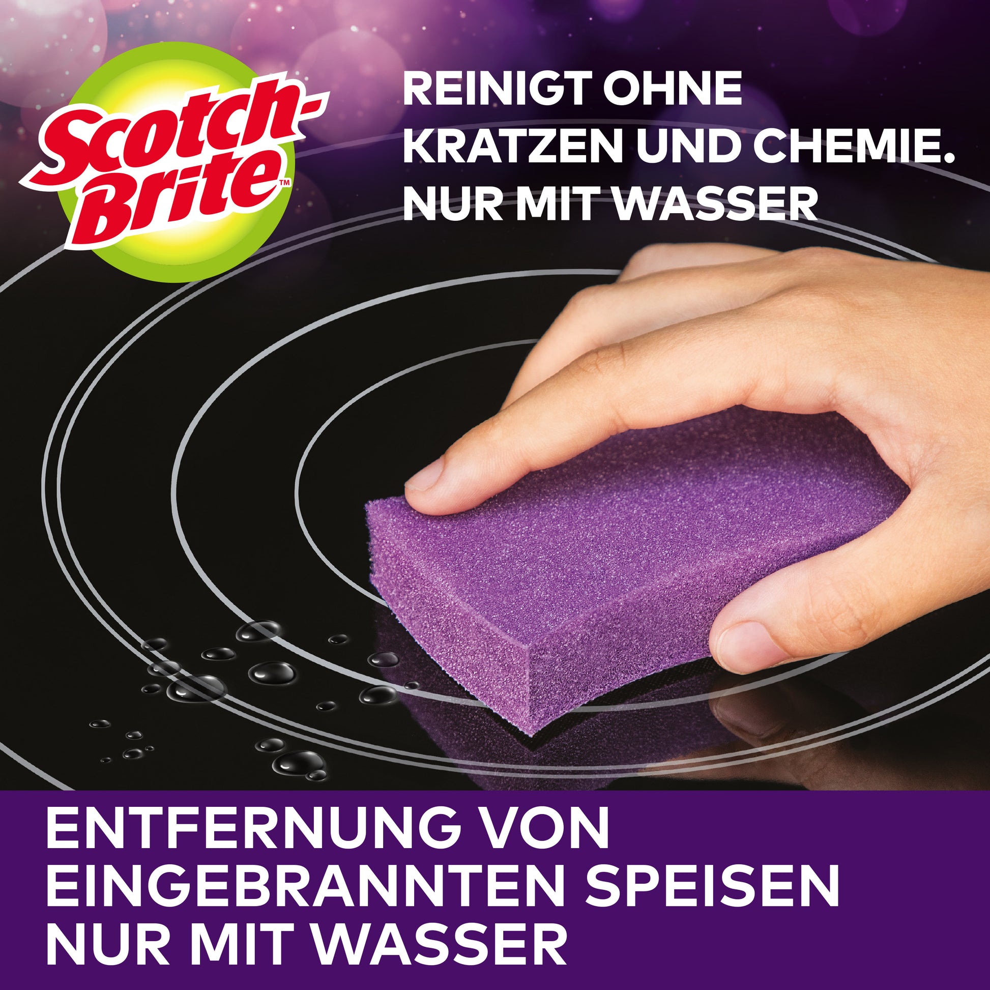Eine Hand reinigt ein schwarzes Kochfeld mit dem Scotch-Brite™ Glaskeramik-Reinigungsschwamm von 3M Deutschland GmbH (3 Stück/Packung). Der Schwamm entfernt eingebrannte Rückstände auf Glaskeramik-Oberflächen kratzfrei nur mit Wasser.