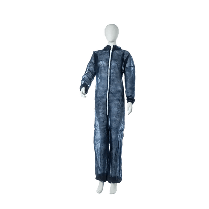 Eine Schaufensterpuppe trägt einen durchscheinenden dunkelblauen MED-COMFORT PP-Overall mit Stehkragen der AMPri Handelsgesellschaft mbH, der Arme, Beine und Oberkörper bedeckt, und steht vor einem schlichten weißen Hintergrund.