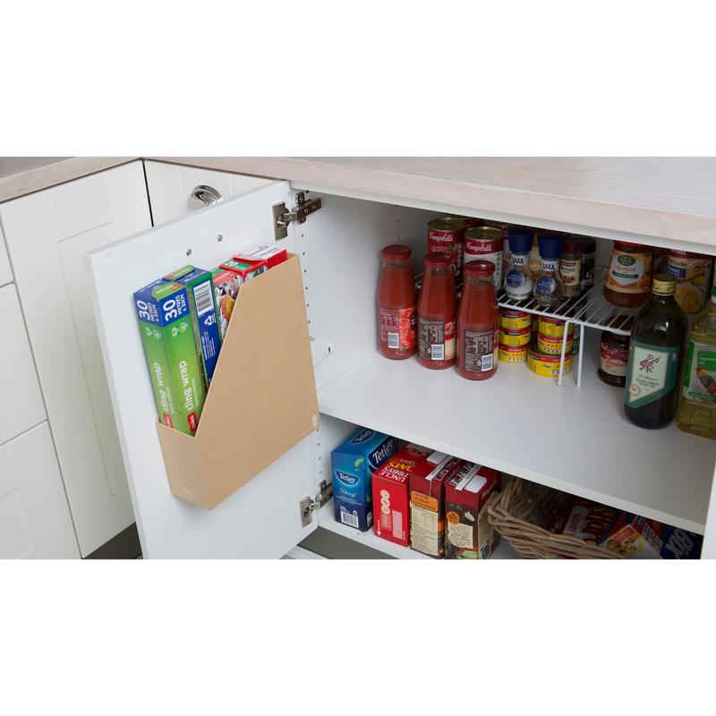 Un placard de cuisine avec une porte ouverte montre trois boîtes de céréales dans un support fixé à la porte avec le ruban de montage intérieur double face Scotch-FIX™ de 3M Deutschland GmbH. À l'intérieur se trouvent des bocaux, des conserves, des bouteilles et un panier sur l'étagère inférieure.