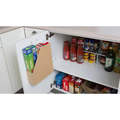 Un placard de cuisine avec une porte ouverte montre trois boîtes de céréales dans un support fixé à la porte avec le ruban de montage intérieur double face Scotch-FIX™ de 3M Deutschland GmbH. À l'intérieur se trouvent des bocaux, des conserves, des bouteilles et un panier sur l'étagère inférieure.