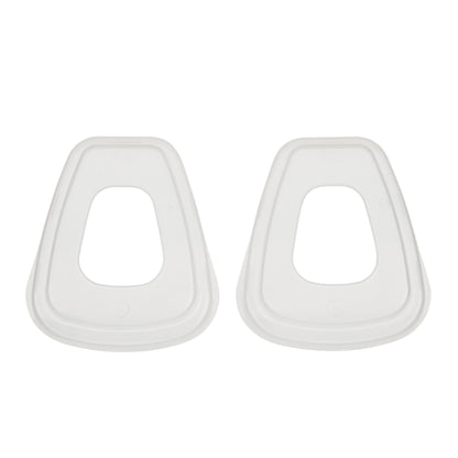 Deux couvercles blancs, identiques et en forme de trapèze, avec de grandes ouvertures ovales, ressemblant à des pièces de la boîte de démarrage de protection 3M™ pour professionnels 1000MCWE de 3M Deutschland GmbH, sont disposés côte à côte sur un fond blanc uni.