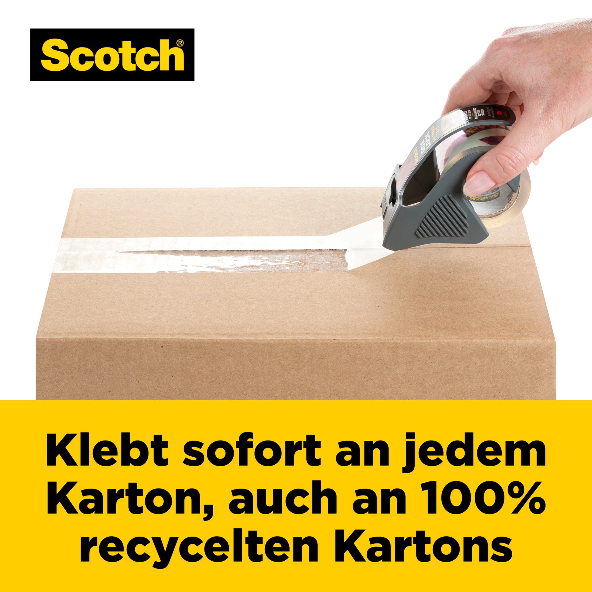 Eine Hand verschließt einen Karton mit Scotch® Box Lock™ Verpackungsklebeband 3950-LR3-DC (48 mm x 50 m, 3 Rollen/Packung) von 3M Deutschland GmbH. Deutscher Text: "Klebt sofort an jedem Karton, auch an 100% recycelten Kartons.
