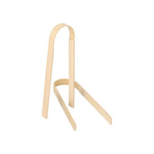 Ein Paar PAPSTAR Fingerfood-Zangen aus Bambus, 10 cm (50 Stück) von PAPSTAR GmbH mit schlichtem U-Design steht aufrecht vor weißem Hintergrund.