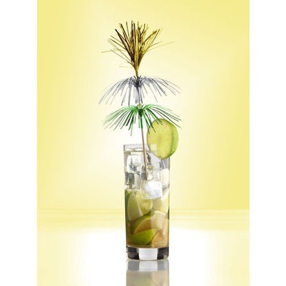 Ein hohes Glas mit Eis, Limettenspalten und einem leichten Getränk wird mit einer Limettenscheibe und einem PAPSTAR 100 Deko-Picker der PAPSTAR GmbH in Metallic-Gold, Silber und Grün garniert – ideal für stilvolle Präsentationen vor gelbem Hintergrund.