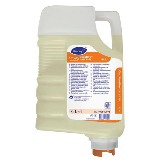 Une cartouche de 4 l de Clax Revoflow Calcsoft 13X1, un agent de traitement de la dureté de l'eau commercialisé par Diversey Deutschland GmbH & Co. OHG, est dotée d'une étiquette orange, d'un bouchon blanc et de parties transparentes contenant un liquide jaune clair ; les informations relatives au produit figurent sur la face avant.