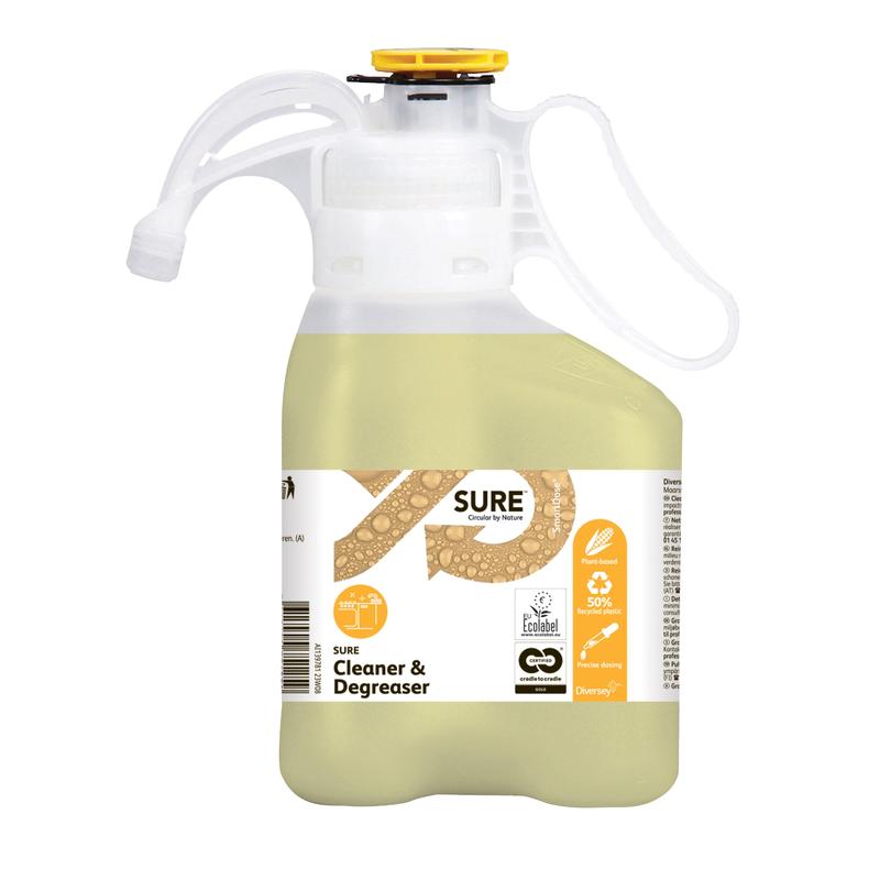 Un conteneur en plastique blanc et transparent de 1400 ml de SURE Cleaner & Degreaser SD de Diversey Deutschland GmbH & Co. OHG, avec un couvercle/poignée jaune, dispose d'une étiquette avec des symboles d'information et de recyclage ; la formule biodégradable est un dégraissant efficace pour les surfaces résistantes à l'eau.