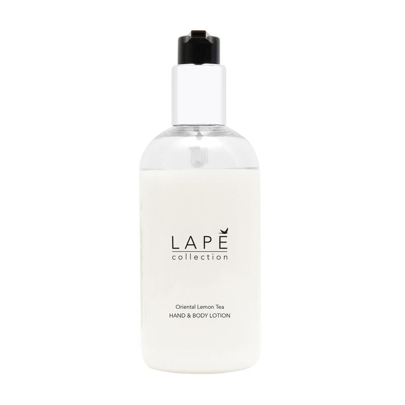 Eine klare 300ml Pumpflasche mit der Aufschrift "LAP? Collection Oriental Lemon Tea Hand & Body Lotion" von Diversey Deutschland GmbH & Co. OHG bietet eine weiße, orientalisch duftende Lotion - ideal für die tägliche Handpflege und Körperpflege.