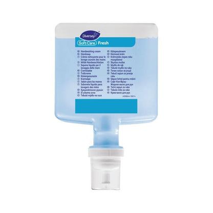 Un distributeur de savon rectangulaire et transparent en plastique avec une pompe blanche au fond contient la lotion douce pour les mains Soft Care Fresh de Diversey Deutschland GmbH & Co. OHG. L'étiquette indique «nettoyage doux» et une notice d'utilisation multilingue.