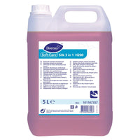Un bidon de 5 litres de la société Diversey Deutschland GmbH & Co. OHG contenant la lotion savonneuse douce « Soft Care Silk 3 en 1 » pour les mains, le corps et les cheveux, muni d'une étiquette bleue et blanche comportant les informations sur le produit, le code-barres et le numéro de lot.