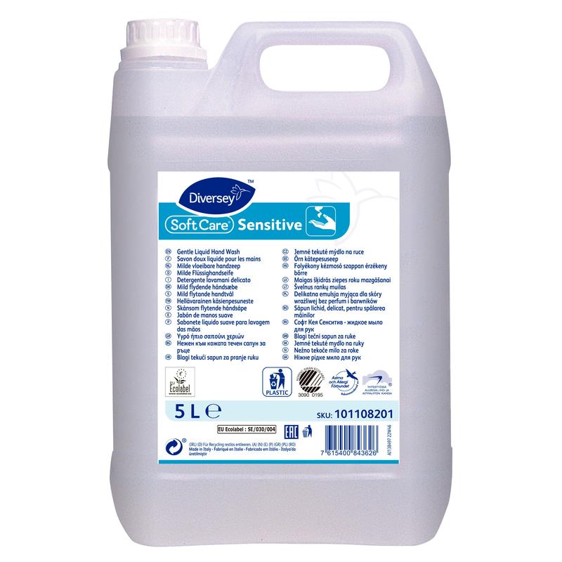 Un conteneur en plastique de 5 litres avec le savon liquide pour les mains Soft Care Sensitive de Diversey Deutschland GmbH & Co. OHG, spécialement conçu pour les peaux sensibles, avec un couvercle blanc et une étiquette multilingue. Parfait pour le nettoyage doux et l'application quotidienne.