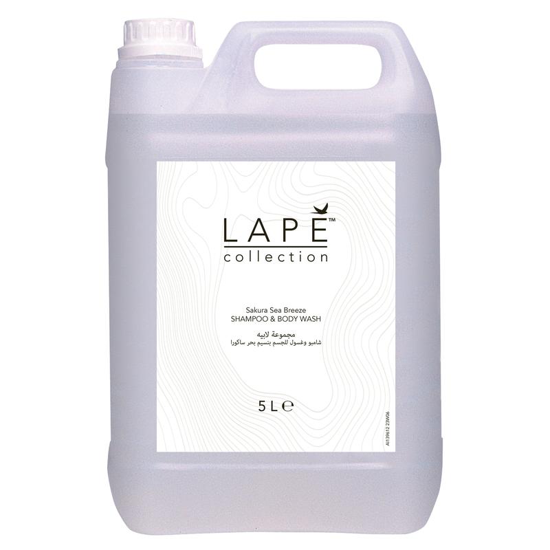 Un bidon de 5 litres en plastique transparent avec poignée et bouchon à vis, étiqueté "LAPE Earth Collection Sakura Sea Breeze Body Wash & Shampoo" par Diversey Deutschland GmbH & Co. OHG. Écocertifié, parfum de fleurs de cerisier et brise marine.