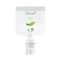 Un flacon distributeur transparent en plastique portant la mention « Soft Care Deluxe 2 en 1, gel douche et shampoing » de la société Diversey Deutschland GmbH & Co. OHG est orné d'un motif de feuilles vertes, de logos de certification et d'un bouchon distributeur blanc à sa base.