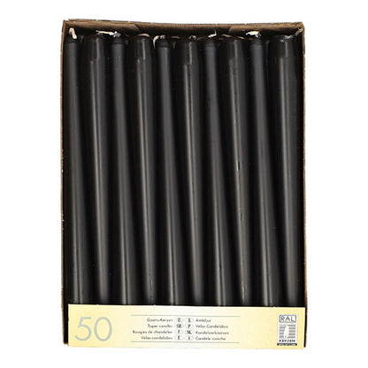 Die Starpak 50 Leuchterkerzen Ø 2,2 cm - 25 cm sind weiße Kerzen mit langer Brenndauer, die aufrecht in einer einzigen Schicht in einer beschrifteten rechteckigen Starpak-Dose angeordnet sind.