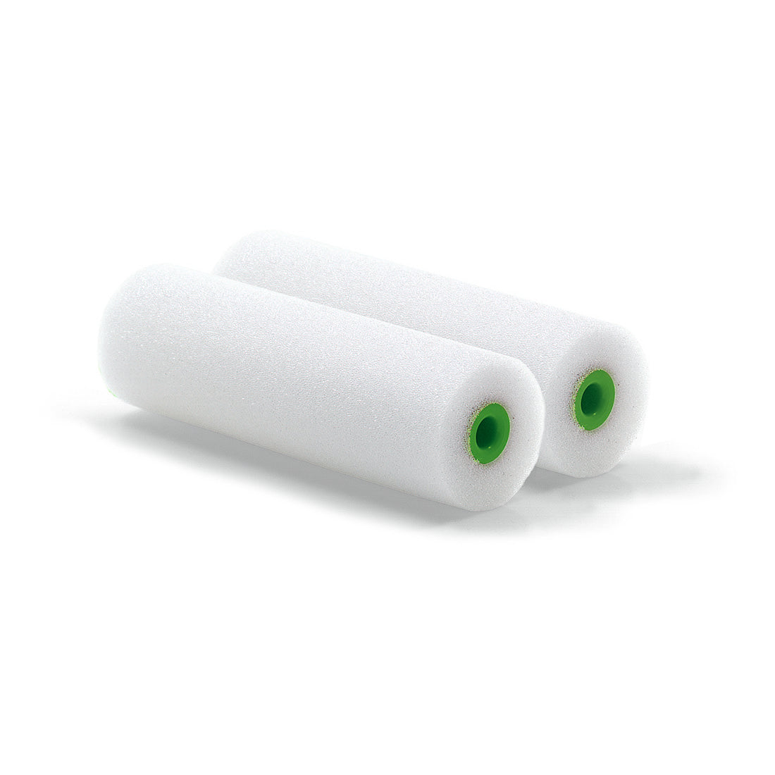 Zwei Nölle Profi Brush Lackierwalzen Fein 10 cm mit grünem Kunststoffkern (2er-Pack) von Nölle Profi Brush Bürsten- & Pinseltechnik e.K. liegen nebeneinander auf einem weißen Untergrund, ideal für glatte Oberflächen.