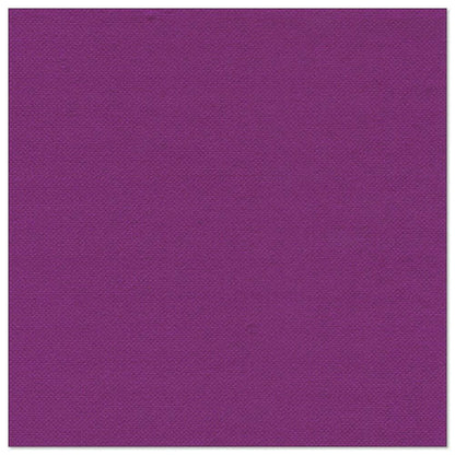 Eine einfarbig violette rechteckige Serviette der PAPSTAR GmbH, die "ROYAL Collection" 20 Servietten (1/4-Falz, 40x40 cm), abgebildet auf weißem Hintergrund - ideal für eine stilvolle Tischdekoration.