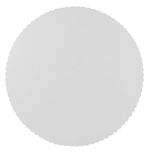 Les PAPSTAR 100 sous-gâteaux en carton "pure" ronds de la PAPSTAR GmbH sont des sous-gâteaux simples, ronds et blancs avec un bord ondulé, idéaux pour la présentation professionnelle de gâteaux dans le secteur de la gastronomie.