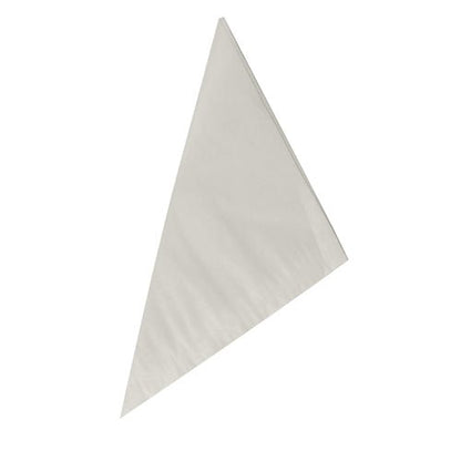Die PAPSTAR 1000 Spitztüten der PAPSTAR GmbH sind weiße Zellstoffservietten, sauber zu Dreiecken mit scharfen Kanten gefaltet und für einen umweltfreundlichen Touch auf schlichtem weißem Hintergrund präsentiert.