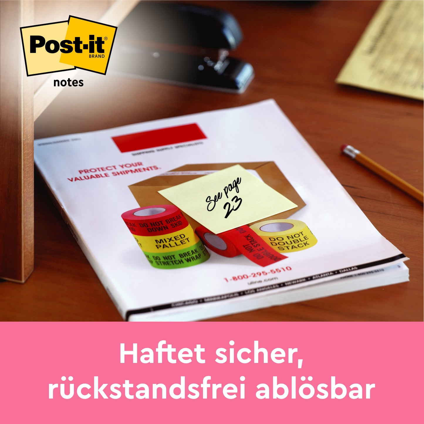A 3M Post-it® Note, Gelb, 76x76 mm, 100 Blatt aus PEFC-Papier (SGSCH-PEFC-COC-110078), mit "Siehe Seite 23" auf einem Umschlag zwischen Büroartikeln. Unten steht: "Haftet sicher, rückstandsfrei ablösbar.