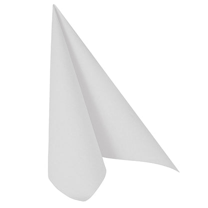 Une seule serviette blanche PAPSTAR GmbH 50 serviettes "ROYAL Collection" 1/4-pli (40 x 40 cm) est pliée en une forme triangulaire simple sur un fond blanc uni, apportant élégance à toute table dressée.