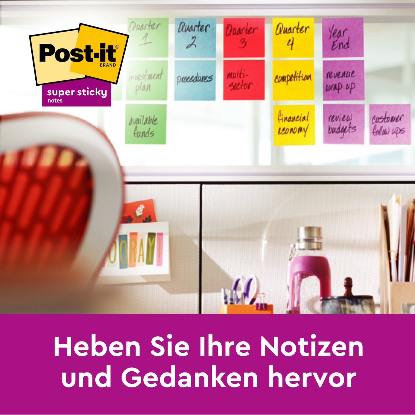 An einem Arbeitsplatz hängen Post-it® Super Sticky Notes im Großformat (101 mm x 101 mm, 90 Blatt/Block, 100% PEFC) der 3M Deutschland GmbH an einem Fenster, das mit geschäftlichen Themen beschriftet ist. Davor steht ein Bürostuhl. Der Text lautet: "Heben Sie Ihre Notizen und Gedanken hervor.
