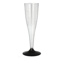 Ein klares Starpak Sekt-Stielglas (0,1 l, Ø 5 cm, 17,5 cm) aus Polystyrol mit schwarzem Boden steht aufrecht auf weißem Untergrund. Die Packung enthält sechs elegante Gläser mit dezentem vertikalen Text am Rand.