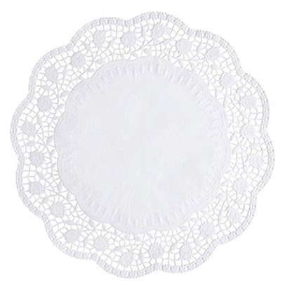 Le PAPSTAR 100 napperons ronds, blancs de PAPSTAR GmbH est un napperon rond blanc avec un noyau solide et un bord ondulé de type dentelle avec des motifs floraux et géométriques en matériau certifié FSC.