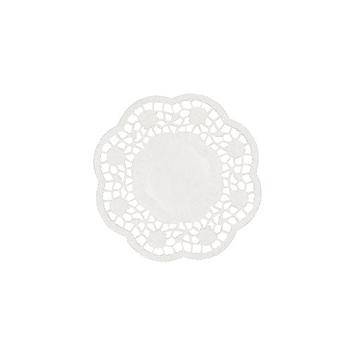 Das PAPSTAR Teller- und Tassendeckchen rund (Ø 10 cm, weiß, 1000 Stück) der PAPSTAR GmbH mit Wellenrand und Spitzenausschnitt ist ideal für eine elegante Tischdekoration, hier auf weißem Untergrund.