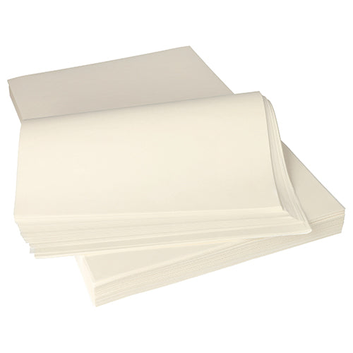 Une pile de feuilles lisses, non doublées PAPSTAR de remplacement de parchemin « pur » blanc (12,5 kg, résistant à la graisse) de la PAPSTAR GmbH est partiellement superposée. Ces feuilles crème, respectueuses de l'environnement, sont biodégradables et idéales pour une utilisation durable.